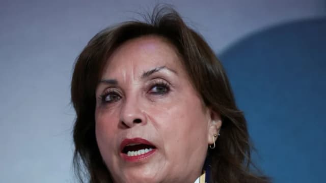 La presidenta peruana, Dina Ercilia Boluarte, asiste a la 55.ª reunión anual del Foro Económico Mundial en Davos, Suiza, el 22 de enero de 2025. (Yves Herman/ Reuters)
