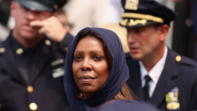 La fiscal general de Nueva York, Letitia James, abandona el funeral del agente de policía Didarul Islam, asesinado en el barrio del Bronx de Nueva York, el 31 de julio de 2025. (CHARLY TRIBALLEAU/AFP vía Getty Images)
