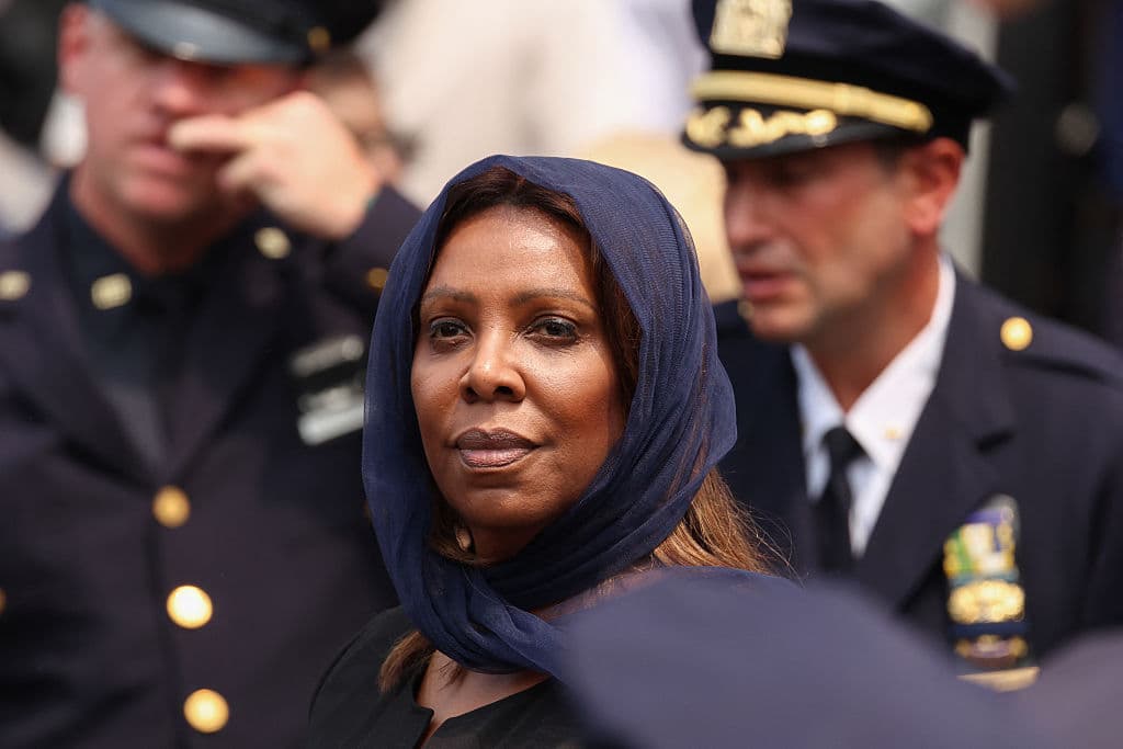 La fiscal general de Nueva York, Letitia James, abandona el funeral del agente de policía Didarul Islam, asesinado en el barrio del Bronx de Nueva York, el 31 de julio de 2025. (CHARLY TRIBALLEAU/AFP vía Getty Images)
