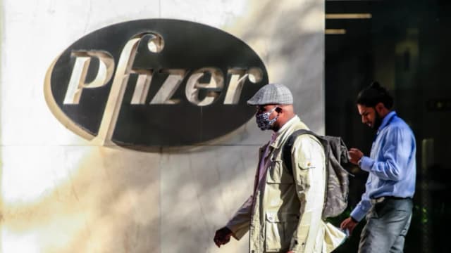 Personas pasan frente a la sede mundial de Pfizer en la ciudad de Nueva York el 9 de noviembre de 2020. (Kena Betancur/AFP vía Getty Images)
