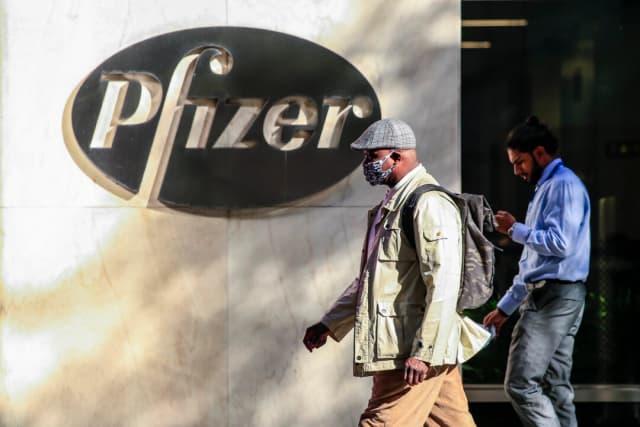 Pfizer omitió datos de su vacuna contra COVID-19 en sus presentaciones a la FDA, dicen documentos