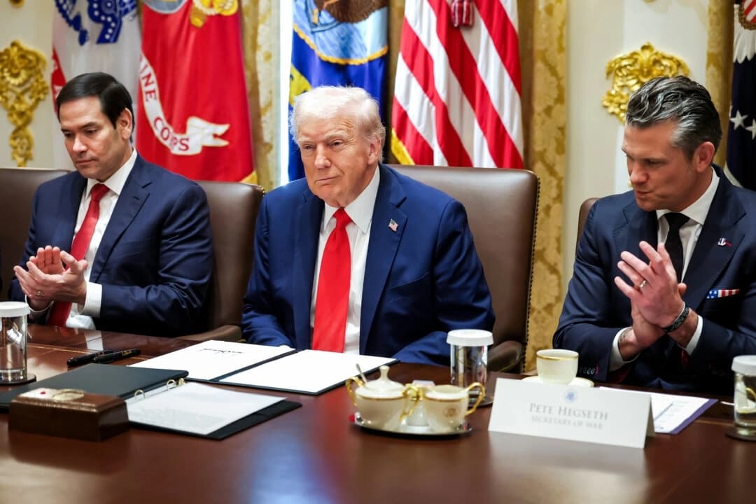 El presidente Donald Trump, acompañado por el secretario de Estado Marco Rubio (izquierda) y el secretario de Defensa Pete Hegseth, habla sobre el acuerdo de alto el fuego entre Israel y Hamás durante una reunión del Gabinete en la Casa Blanca el 9 de octubre de 2025. (Anna Moneymaker/Getty Images)
