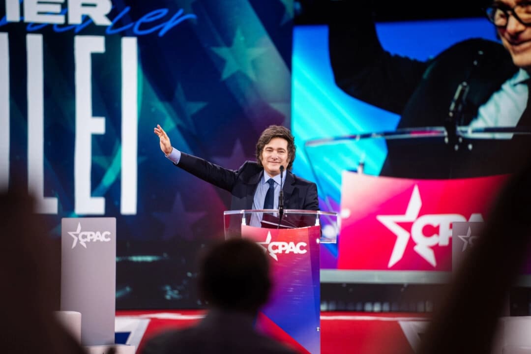 El presidente argentino Javier Milei llega para intervenir en la Conferencia de Acción Política Conservadora (CPAC) anual en Oxon Hill, Maryland, el 22 de febrero de 2025. (Madalina Vasiliu/The Epoch Times).