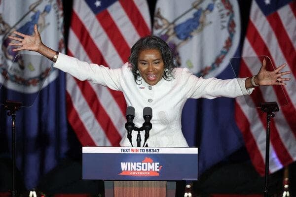 La vicegobernadora Winsome Earle-Sears, candidata republicana a la gobernación, habla en un mitin en el Hippodrome Theater de Richmond, Virginia, el 17 de junio de 2025. (Win McNamee/Getty Images)