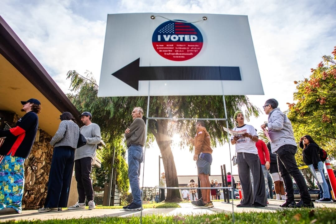 La gente hace fila para votar en el centro electoral de Joslyn Park, en Santa Mónica, California, el 5 de noviembre de 2024. (Apu Gomes/Getty Images)
