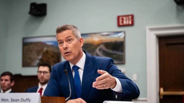 Despedirán a controladores aéreos que falten al trabajo durante el cierre: Secretario de Transporte