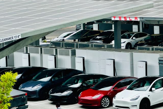 Los Tesla llenaron las estaciones de recarga del recién inaugurado Tesla Diner en la zona de Hollywood, en Los Ángeles, el 22 de julio de 2025. (Jill McLaughlin/The Epoch Times)