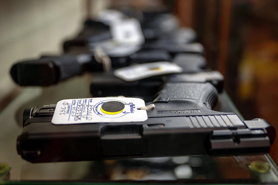 Armas de fuego semiautomáticas expuestas a la venta en una tienda, en una imagen de archivo. (Brandon Bell/Getty Images).