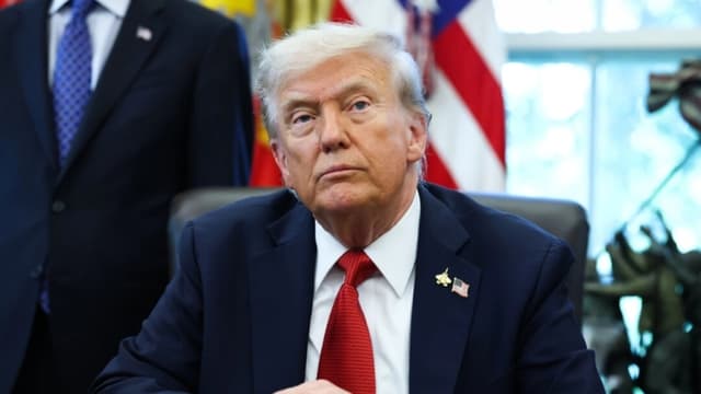 El presidente Donald Trump habla en el Despacho Oval de la Casa Blanca en Washington, D.C., el 6 de octubre de 2025. (Anna Moneymaker/Getty Images)
