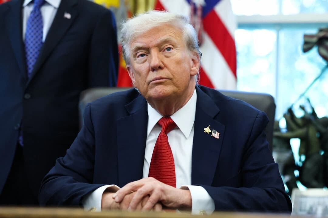 El presidente Donald Trump habla en el Despacho Oval de la Casa Blanca en Washington, D.C., el 6 de octubre de 2025. (Anna Moneymaker/Getty Images)
