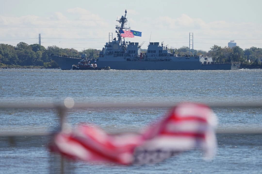 El USS Lassen pasa por la tribuna de observación durante el 250 aniversario de la fundación de la Armada y el Cuerpo de Marines de los EE. UU., a lo largo del río Delaware en Filadelfia el 9 de octubre de 2025. (Matt Rourke/Foto AP)

