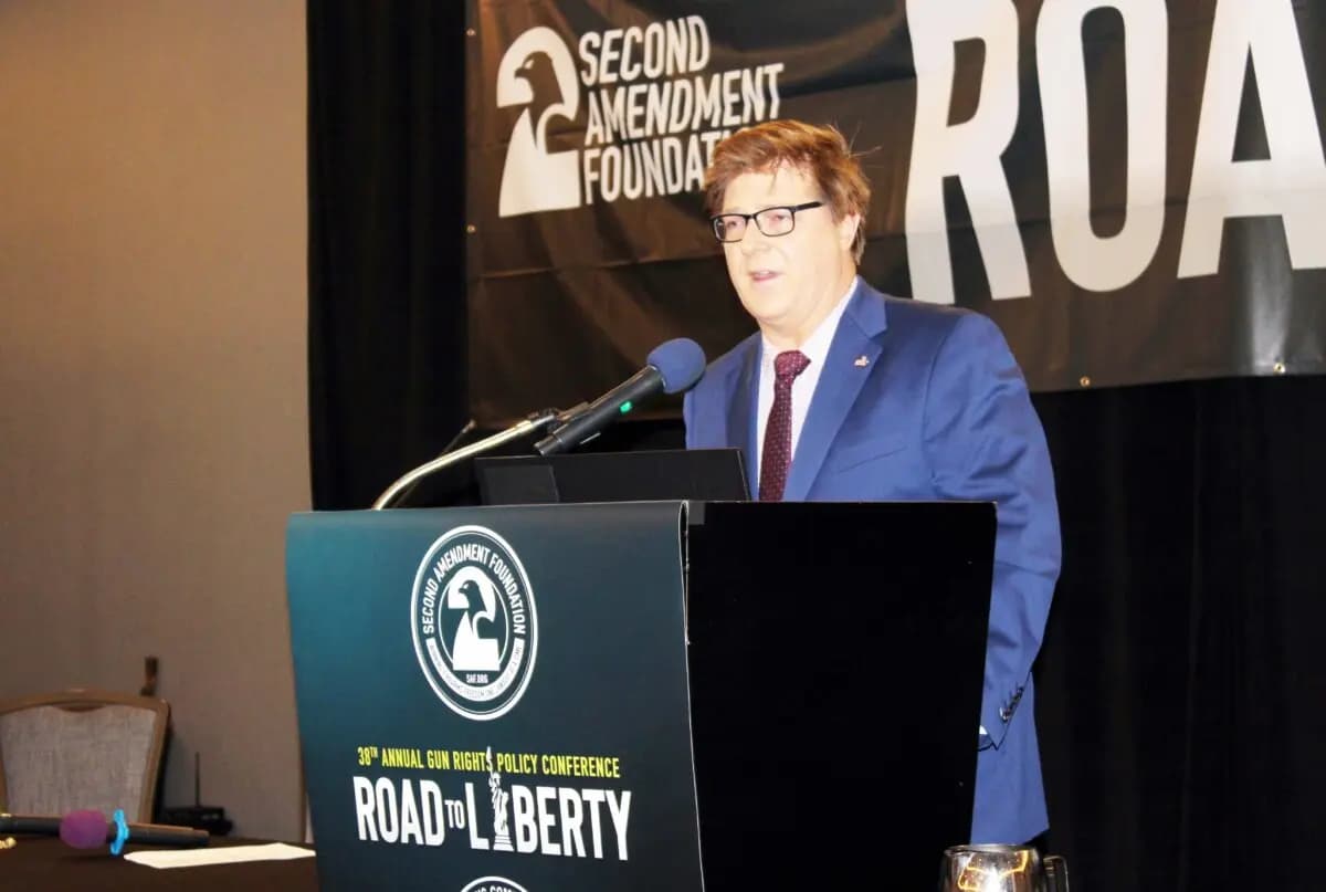 Mark Smith, abogado y presentador del canal Four Boxes Diner Second Amendment en YouTube, habla en la Conferencia sobre la Política de Derechos de Armas en Phoenix el 23 de septiembre de 2023. (Michael Clements/The Epoch Times).