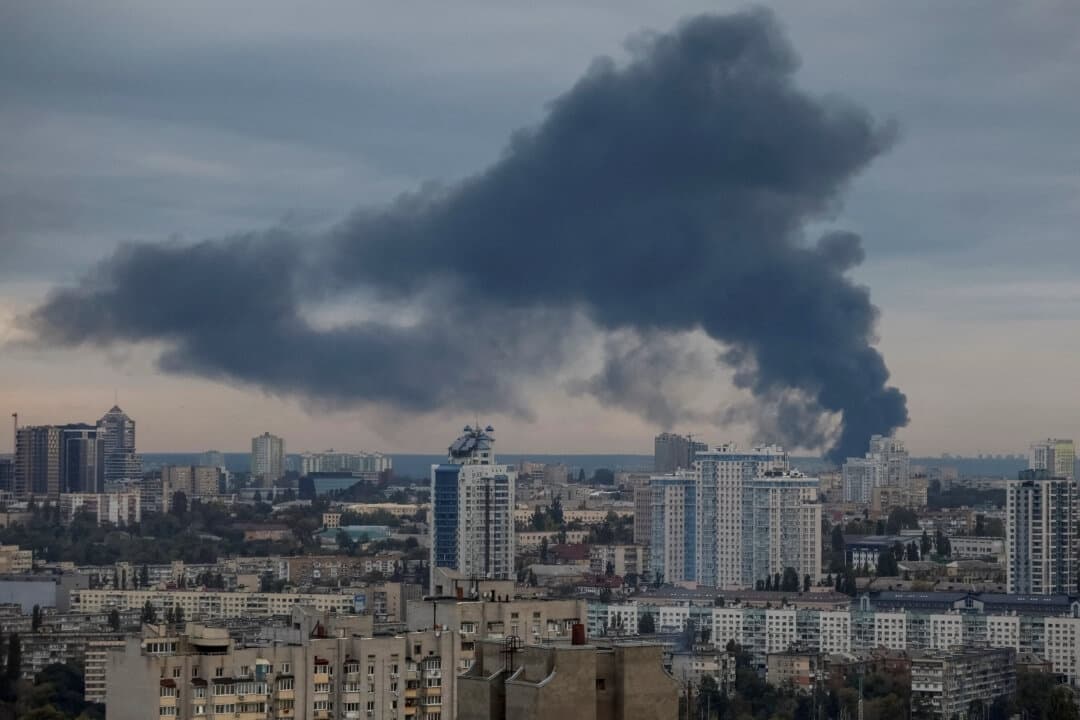 El humo se eleva tras los ataques con drones y misiles rusos en Kiev, Ucrania, el 28 de septiembre de 2025. (Gleb Garanich/Reuters)
