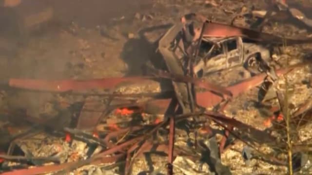 Una imagen de video muestra escombros después de que una poderosa explosión arrasara una planta de fabricación de explosivos militares en el condado de Hickman, Tennessee, el 10 de octubre de 2025. (WTVF-TV vía AP)
