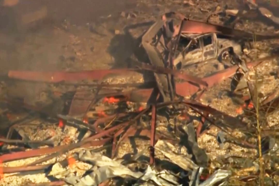 Una imagen de video muestra escombros después de que una poderosa explosión arrasara una planta de fabricación de explosivos militares en el condado de Hickman, Tennessee, el 10 de octubre de 2025. (WTVF-TV vía AP)

