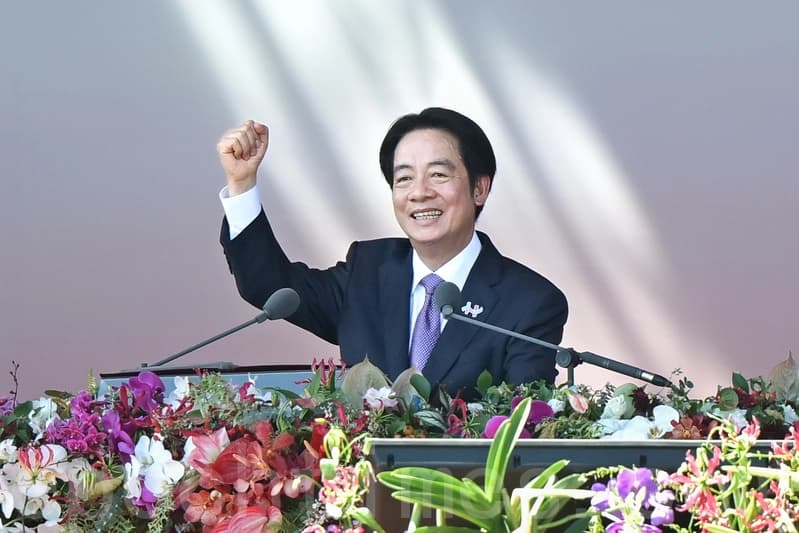 El presidente taiwanés Lai Ching-te pronuncia su discurso durante las celebraciones del Día Nacional frente a la Oficina Presidencial en Taipéi el 10 de octubre de 2025. (Sung Pi-lung/The Epoch Times)