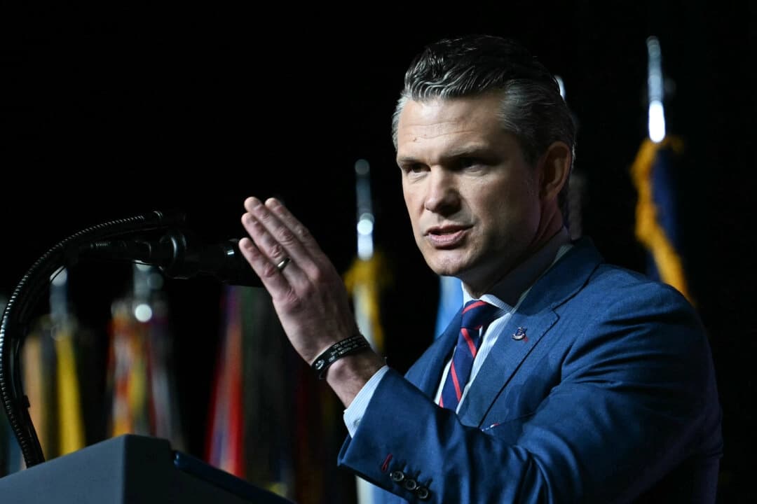 El secretario de Defensa, Pete Hegseth, se dirige a los altos mandos militares reunidos en la base del Cuerpo de Marines de Quantico, en Virginia, el 30 de septiembre de 2025. (Jim Watson/AFP a través de Getty Images)