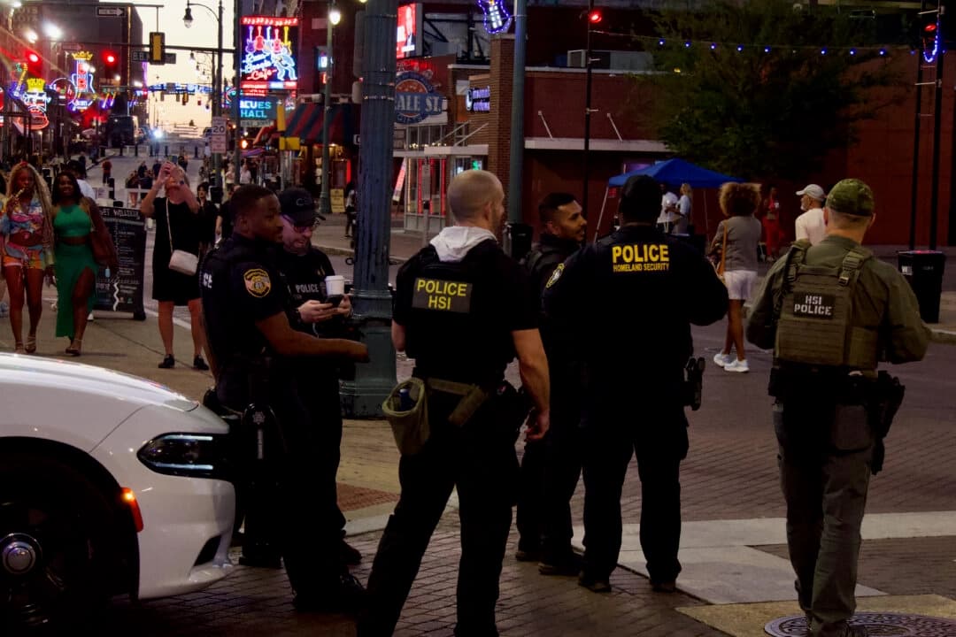 Agentes de la Policía de Memphis y del Departamento de Seguridad Nacional patrullan calle Beale en Memphis, Tennessee, el 5 de octubre de 2025. (Travis Gillmore/The Epoch Times)