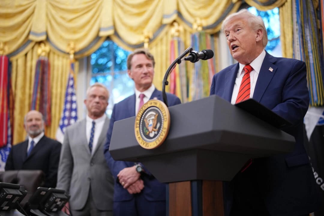 El presidente Donald Trump (derecha) habla en el Despacho Oval de la Casa Blanca con (de izquierda a derecha) el secretario de Comercio de EE. UU., Howard Lutnick; el secretario de Salud y Servicios Humanos, Robert F. Kennedy Jr.; y el gobernador de Virginia, Glenn Youngkin, el 10 de octubre de 2025. (Andrew Harnik/Getty Images)