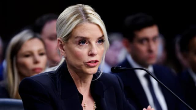 Arrestan a hombre de California por amenazar de muerte al influyente conservador Benny Johnson