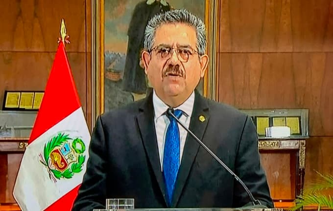 Imagen de televisión tomada cuando el presidente interino de Perú, Manuel Merino, anuncia su renuncia en un mensaje televisado desde el Palacio de Gobierno, el 15 de noviembre de 2020. (LUKA GONZALES/AFP via Getty Images)