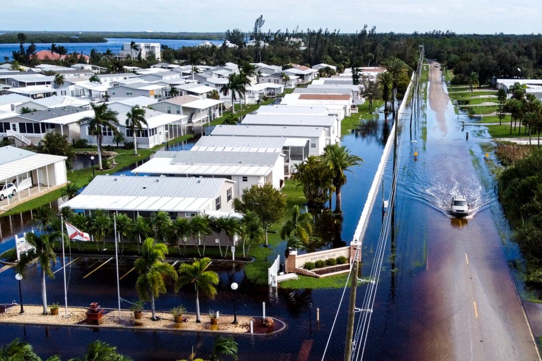Un automóvil circula por una calle inundada tras el huracán Milton, en Punta Gorda, Florida, el 10 de octubre de 2024. (Chandan Khanna/AFP vía Getty Images)
