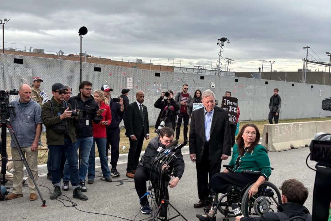 Los senadores Tammy Duckworth y Dick Durbin (demócratas por Illinois) hablan con periodistas afuera de una instalación del Servicio de Inmigración y Control de Aduanas (ICE) en Broadview, Illinois, el 10 de octubre de 2025. (Nathan Worcester/The Epoch Times