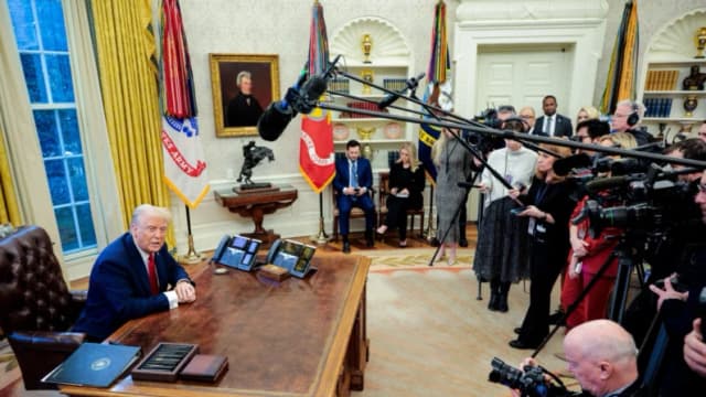 El presidente Donald Trump habla con periodistas desde el Resolute Desk después de firmar una orden ejecutiva en la Oficina Oval el 30 de enero de 2025. (Chip Somodevilla/Getty Images)