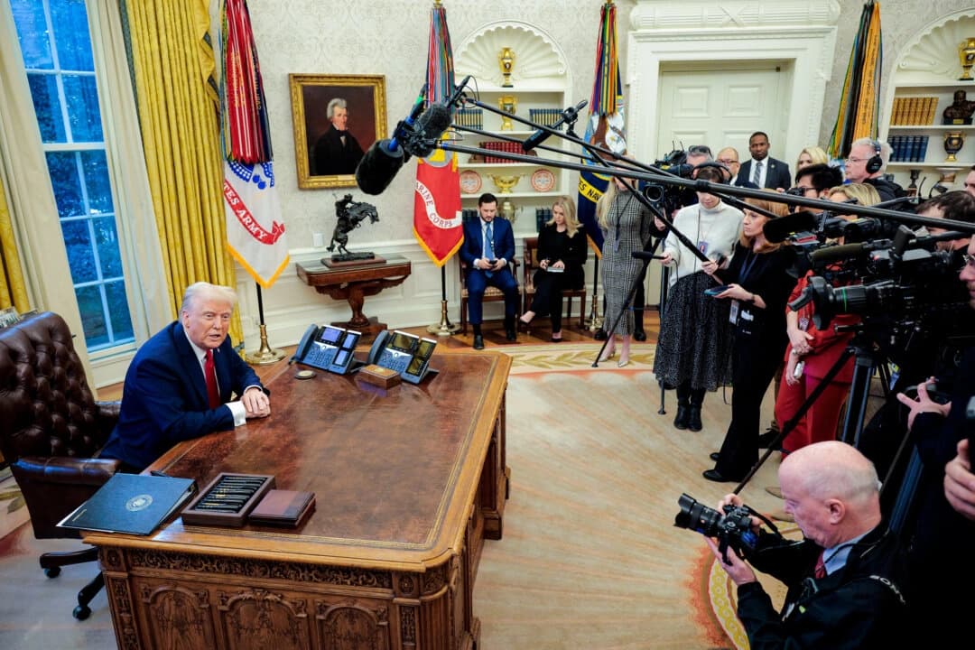 El presidente Donald Trump habla con periodistas desde el Resolute Desk después de firmar una orden ejecutiva en la Oficina Oval el 30 de enero de 2025. (Chip Somodevilla/Getty Images)