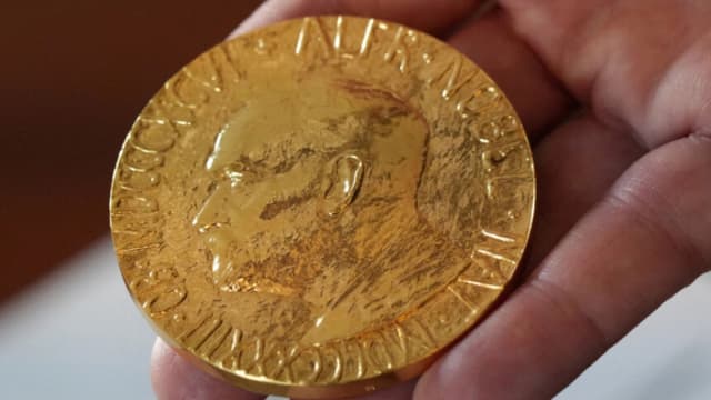 Un funcionario del Instituto Nobel de Noruega muestra una réplica de la Medalla Nobel de la Paz en el Instituto de Oslo, Noruega, el 9 de septiembre de 2025. Tom Little/Reuters