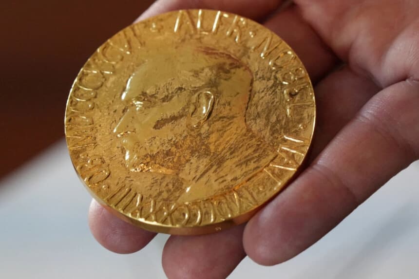 Un funcionario del Instituto Nobel de Noruega muestra una réplica de la Medalla Nobel de la Paz en el Instituto de Oslo, Noruega, el 9 de septiembre de 2025. Tom Little/Reuters