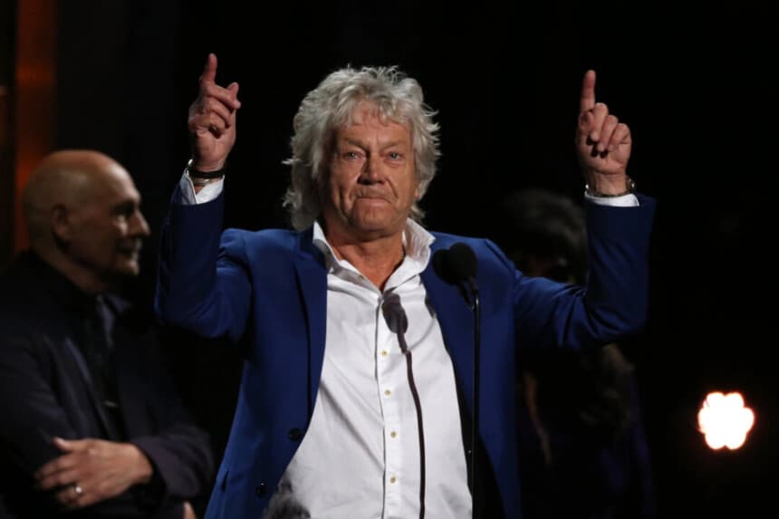 Ceremonia de ingreso en el Salón de la Fama del Rock & Roll – Espectáculo – Cleveland, Ohio, el 14 de abril de 2018. – John Lodge, de The Moody Blues, habla en el escenario. Aaron Josefczyk/Reuters
