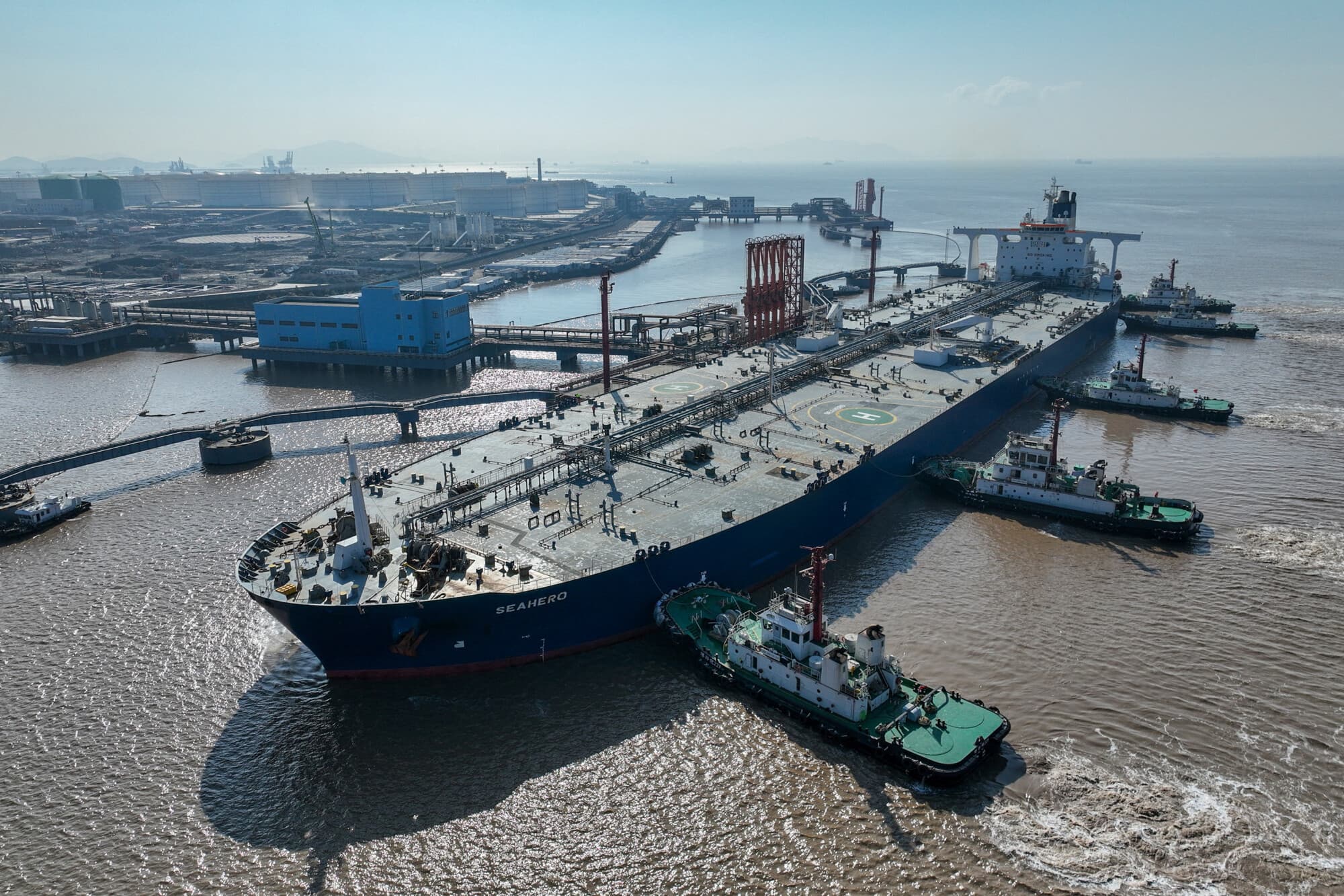 Petrolero en una terminal petrolera frente a la isla de Waidiao en Zhoushan, provincia de Zhejiang, China, el 4 de enero de 2023. (China Daily vía Reuters)
