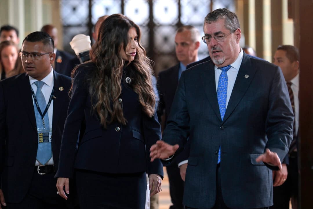 La secretaria del DHS, Kristi Noem, y el presidente de Guatemala, Bernardo Arévalo, conversan mientras caminan hacia una reunión en el Palacio Nacional de la Cultura, en la ciudad de Guatemala, el 26 de junio de 2025. (Anna Moneymaker/Pool Photo vía AP)