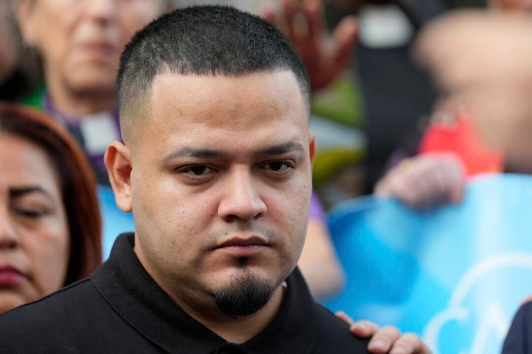 Kilmar Abrego García se une a sus seguidores en una manifestación de protesta frente a la oficina local del Servicio de Inmigración y Control de Aduanas en Baltimore, el 25 de agosto de 2025. (Stephanie Scarbrough/AP Photo)
