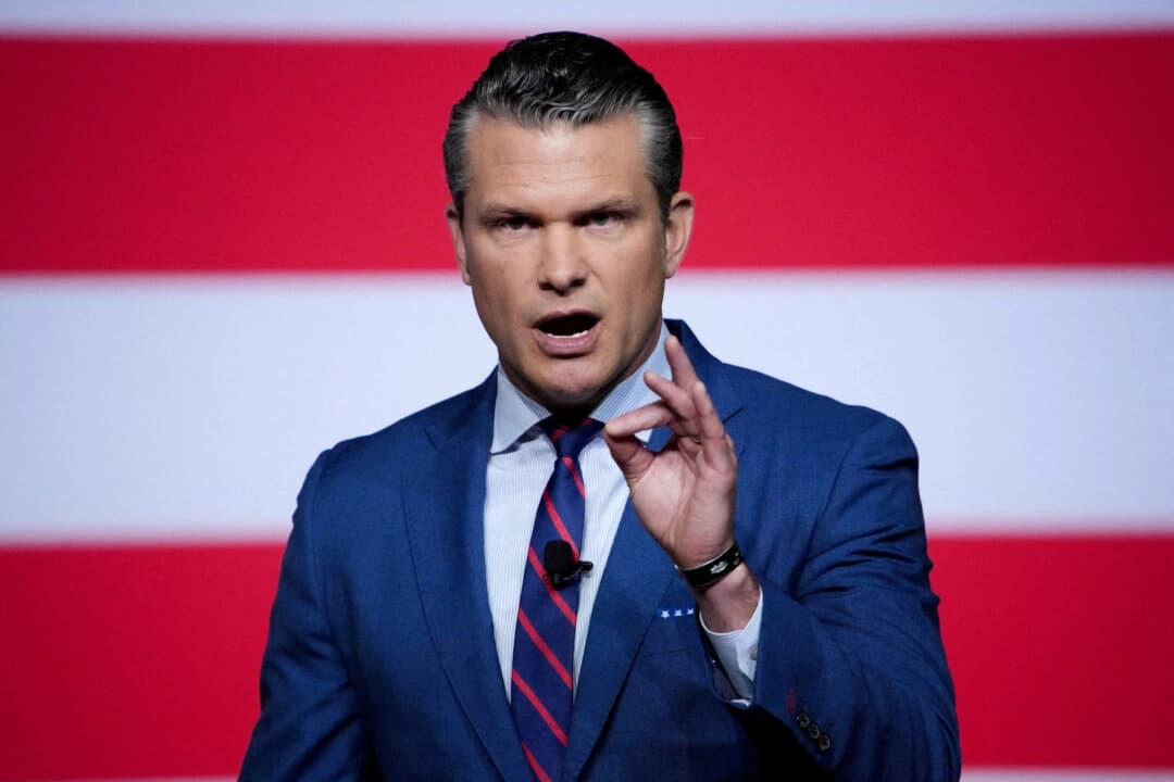 El secretario de Guerra, Pete Hegseth, habla con altos líderes militares en la Base del Cuerpo de Marines de Quantico, Virginia, el 30 de septiembre de 2025. (Andrew Harnik /Pool vía Reuters)