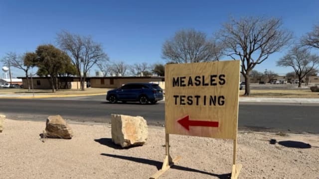 Un cartel que dice "prueba de sarampión" en Seminole, Texas, el 25 de febrero de 2025. (Sebastian Rocandio/Reuters)