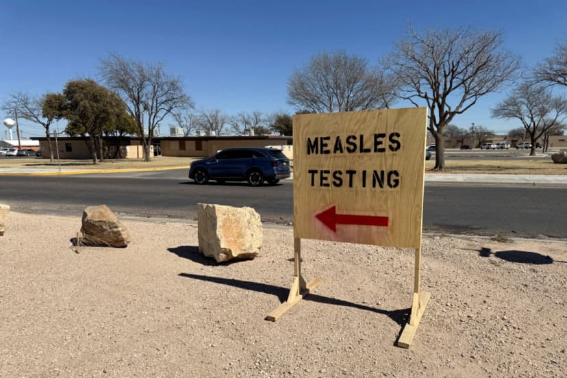 Un cartel que dice "prueba de sarampión" en Seminole, Texas, el 25 de febrero de 2025. (Sebastian Rocandio/Reuters)
