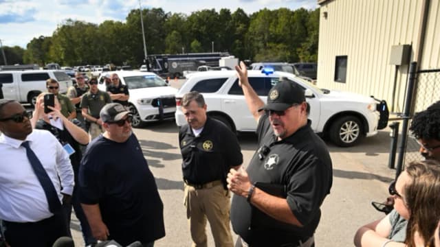El sheriff del condado de Humphreys, Chris Davis, a la derecha, se encuentra junto al sheriff del condado de Hickman, J. Craft, mientras se dirigen a la prensa durante una conferencia en Accurate Energetic Systems, una planta de explosivos, luego de que una explosión causara múltiples muertes y personas desaparecidas en Bucksnort, Tennessee, el 10 de octubre de 2025. Foto AP/John Amis