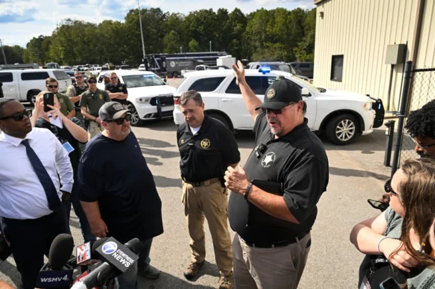 El sheriff del condado de Humphreys, Chris Davis, a la derecha, se encuentra junto al sheriff del condado de Hickman, J. Craft, mientras se dirigen a la prensa durante una conferencia en Accurate Energetic Systems, una planta de explosivos, luego de que una explosión causara múltiples muertes y personas desaparecidas en Bucksnort, Tennessee, el 10 de octubre de 2025. Foto AP/John Amis