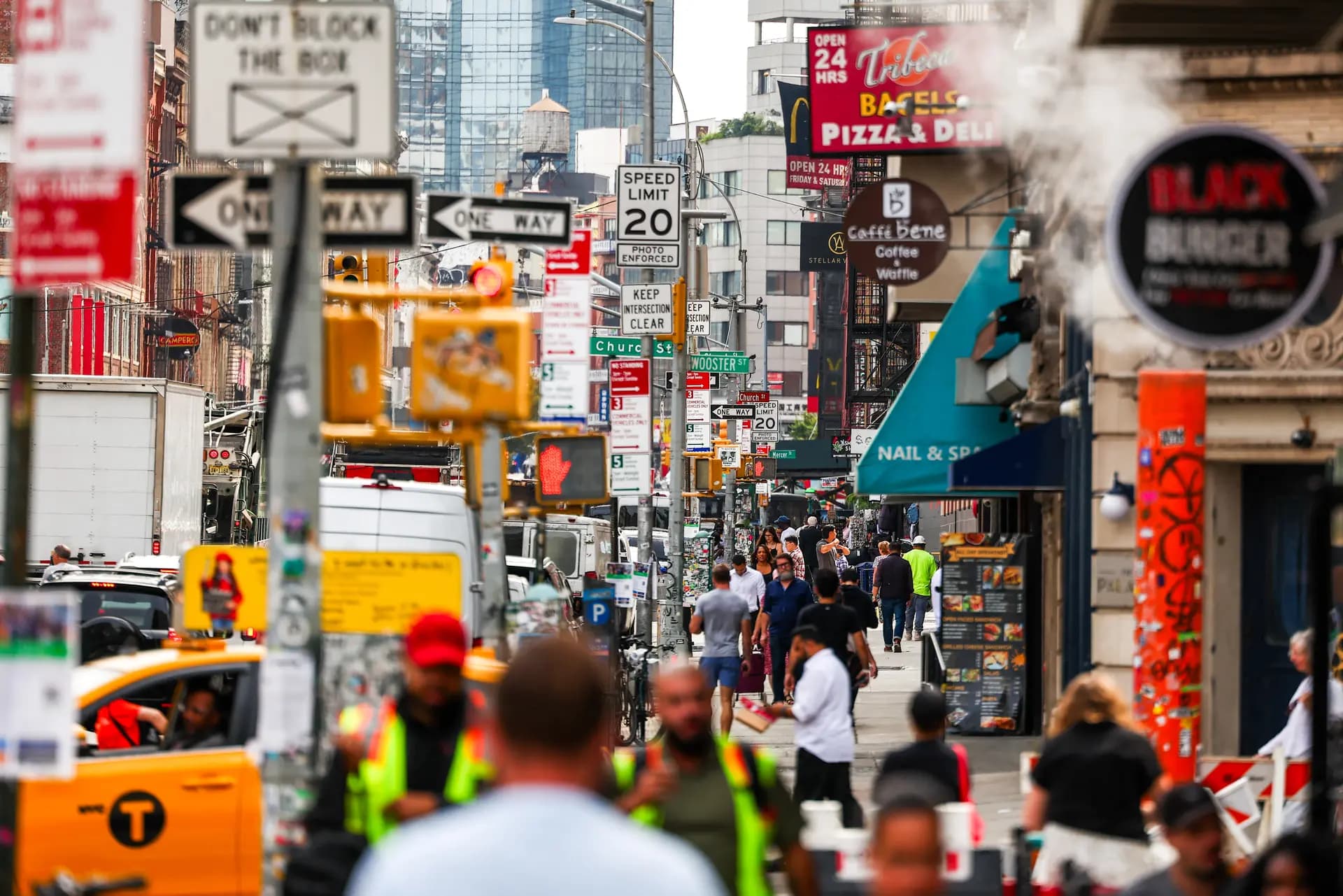 Encuesta: Los lectores ven y resisten la influencia comunista en Estados Unidos