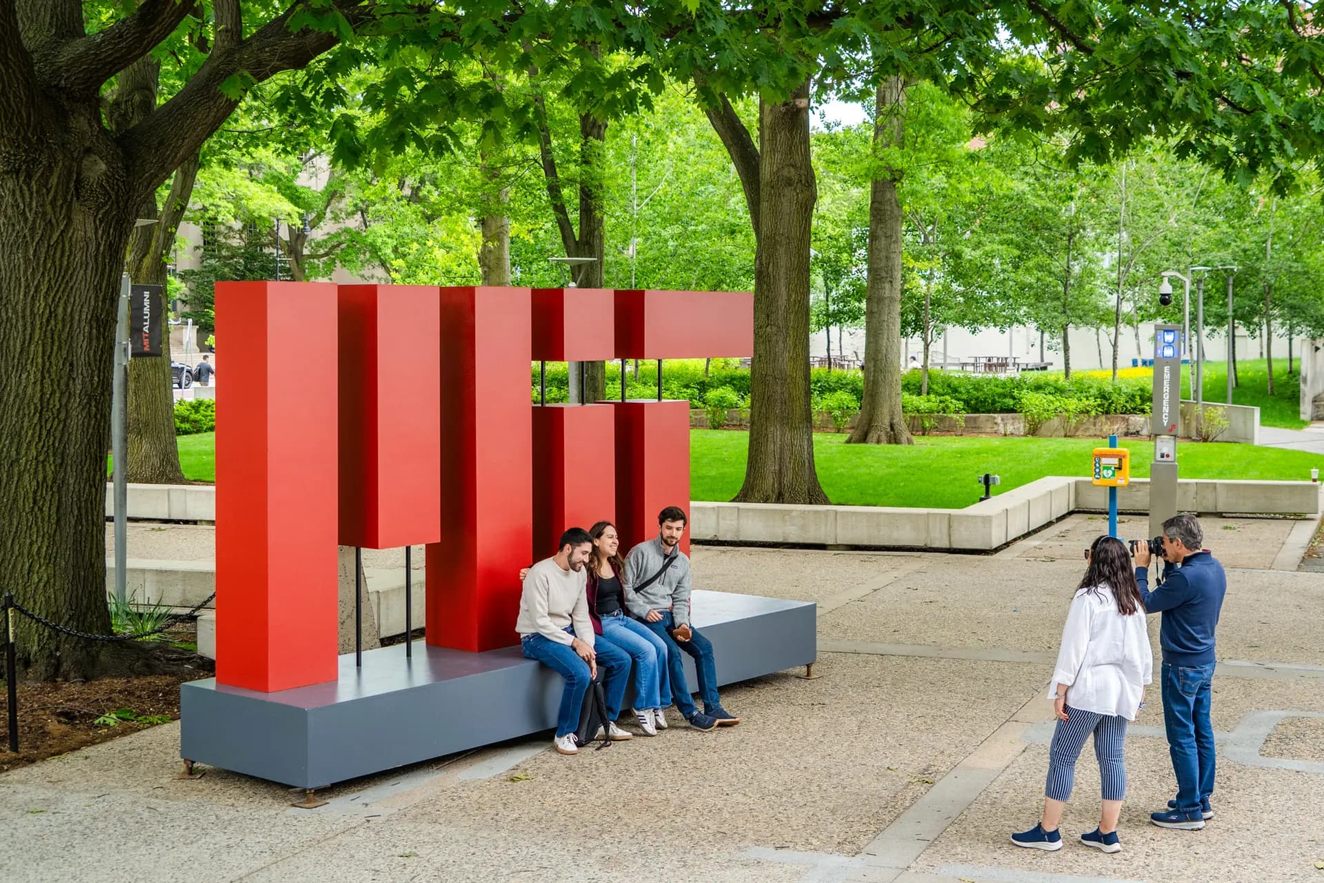 El campus del Instituto Tecnológico de Massachusetts en Cambridge, Massachusetts, el 25 de mayo de 2025. El Departamento de Educación ofrece incentivos a nueve universidades si aceptan poner fin a las preferencias basadas en la raza, impulsar la diversidad de puntos de vista y congelar las tasas de matrícula durante cinco años. (Learner Liu/The Epoch Times)