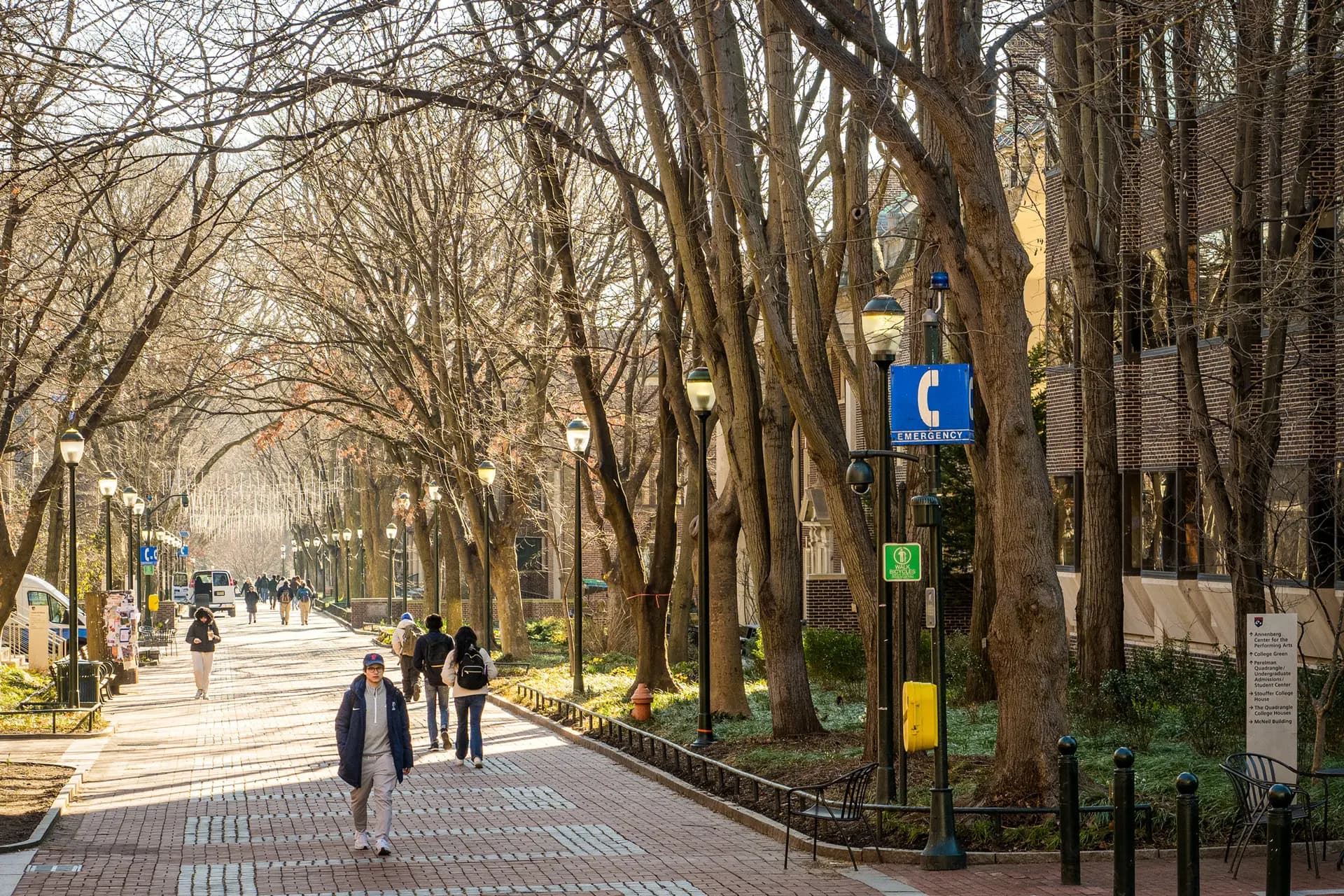 Locust Walk, una vía peatonal de la Universidad de Pensilvania, en University City, Pensilvania, en marzo de 2024. La administración Trump está buscando acuerdos con nueve universidades: Vanderbilt, la Universidad de Pensilvania, Dartmouth, la Universidad del Sur de California, el Instituto Tecnológico de Massachusetts, la Universidad de Texas, la Universidad de Arizona, Brown y la Universidad de Virginia. (Ajay Suresh/CC BY 2.0)
