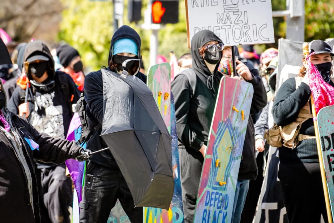 Activistas de Antifa se reúnen en Sacramento, California, el 28 de marzo de 2023. (John Fredricks/The Epoch Times)