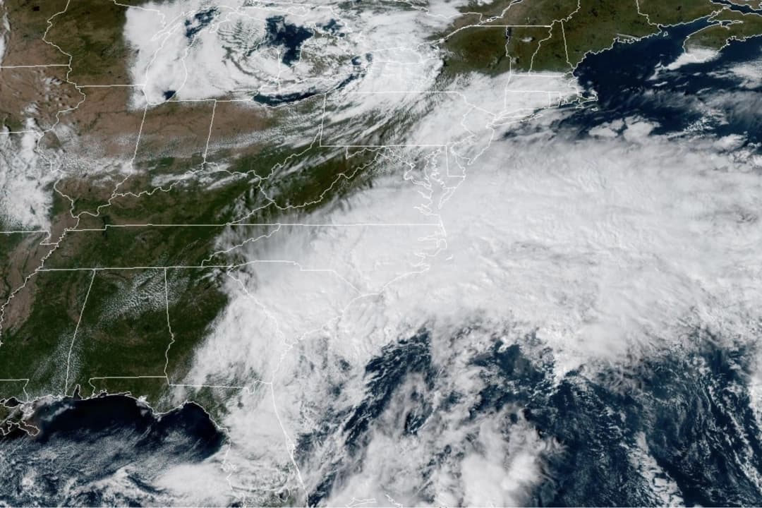 Imagen satelital de una tormenta costera que azota una parte importante de la costa este de EE. UU. el 11 de octubre de 2025. (Captura de pantalla/NOAA-NESDIS/STAR-GOES 19)
