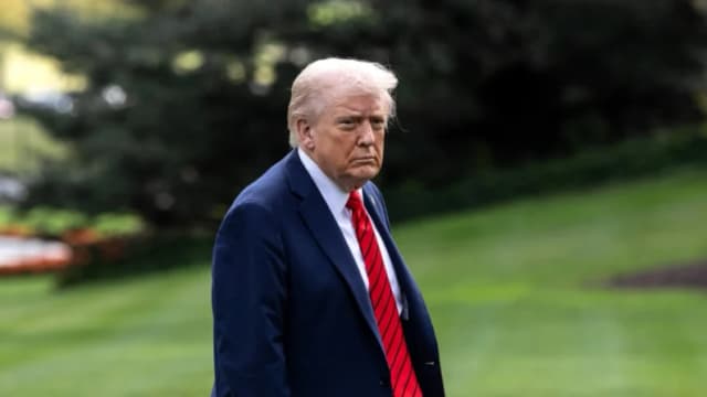 El presidente Donald Trump regresa a la Casa Blanca tras una visita al Centro Médico Militar Nacional Walter Reed en Washington, el 10 de octubre de 2025. (Anna Rose Layden /Getty Images)