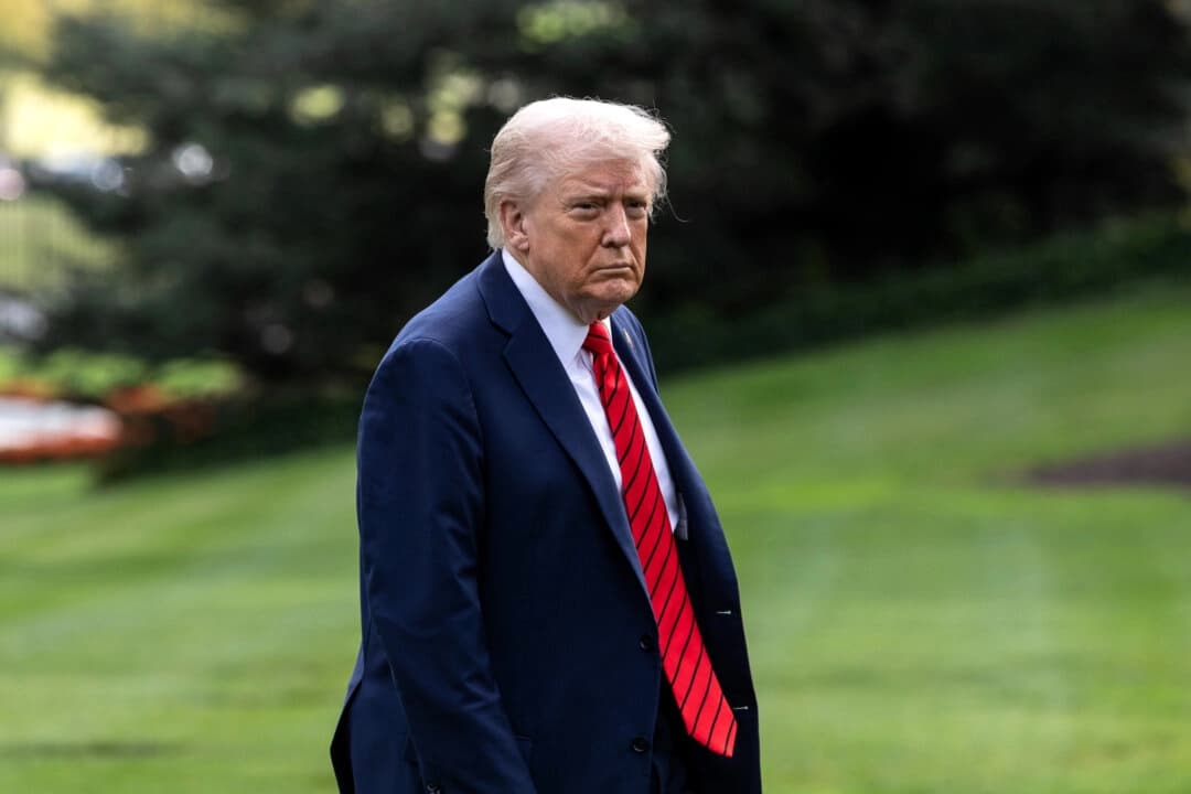 El presidente Donald Trump regresa a la Casa Blanca tras una visita al Centro Médico Militar Nacional Walter Reed en Washington, el 10 de octubre de 2025. (Anna Rose Layden /Getty Images)