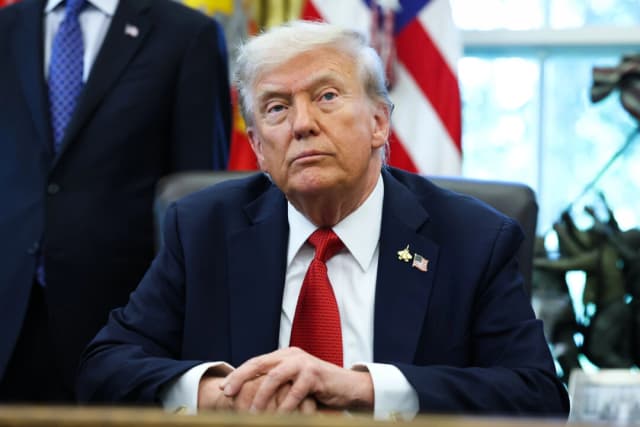 Trump ordena al Pentágono pagar a las tropas durante el cierre del gobierno