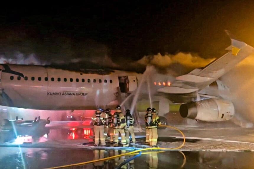 Los bomberos intentan extinguir un incendio probablemente causado por una batería de litio en un avión de Air Busan en el Aeropuerto Internacional de Gimhae, en Busan (Corea del Sur), el 28 de enero de 2025. Yonhap vía Reuters.