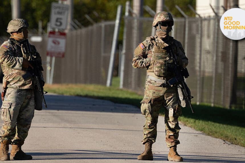 Miembros de la Guardia Nacional de Texas hacen guardia en unas instalaciones de entrenamiento de la reserva del ejército en Elwood, Illinois, el 7 de octubre de 2025. Scott Olson/Getty Images